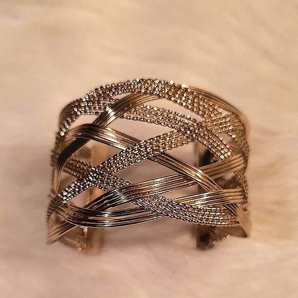 Beautiful Gold Tone Women's Cuff Bracelet - Picture 1 of 4